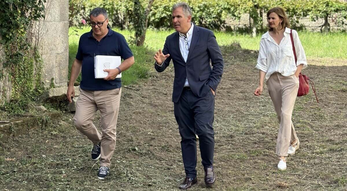 Rafa Domínguez visitou o convento de Santa Clara xunto con persoal do Museo 