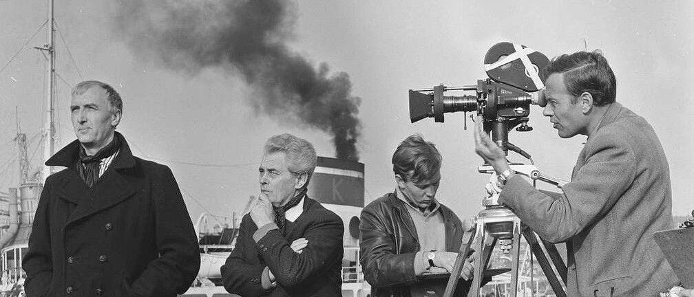 El cineasta y director de cine Joris Ivens durante el rodaje de su película Rotterdam-Europoort