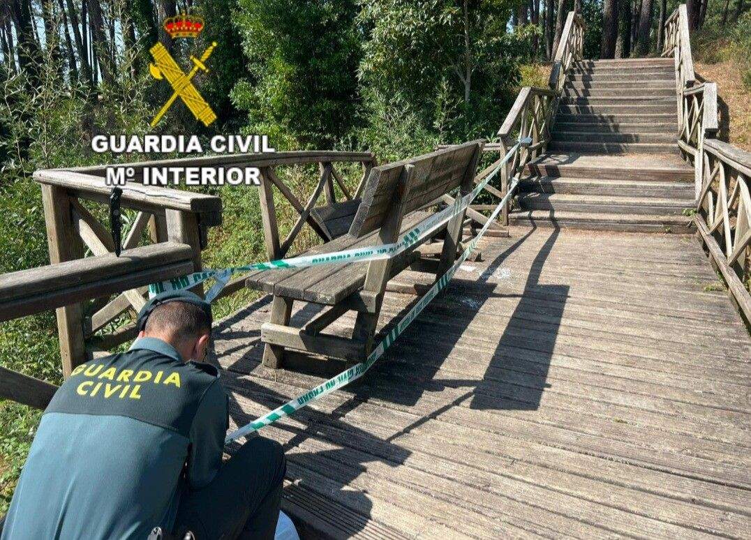 A Garda Civil investiga tres menores por un delito de danos na Illa da Toxa