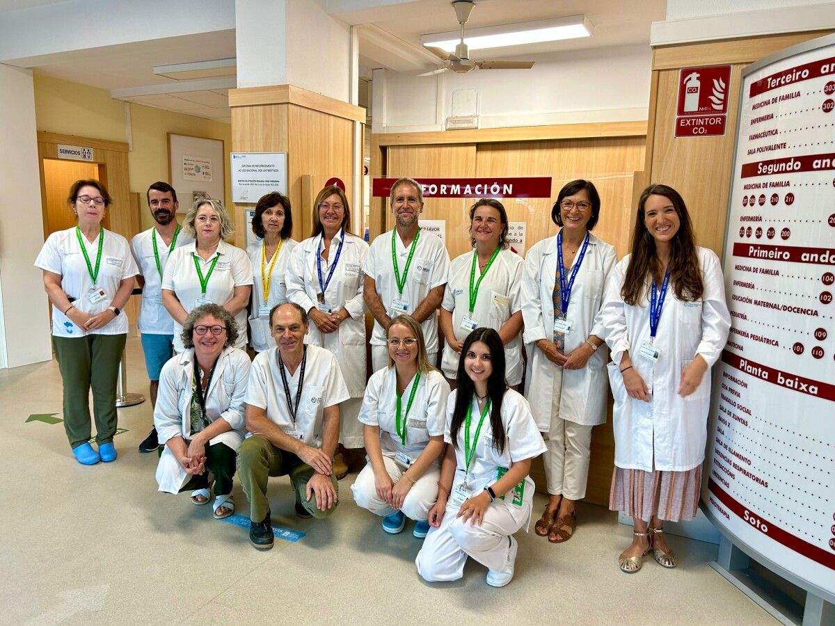 Profesionales del centro de salud Virgen Peregrina con sus tarjetas identificativas