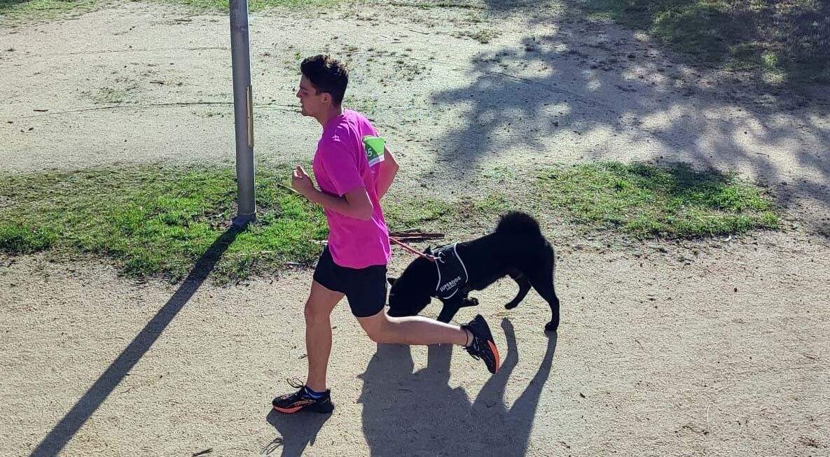 Participante de la marcha contra el cáncer con su perro