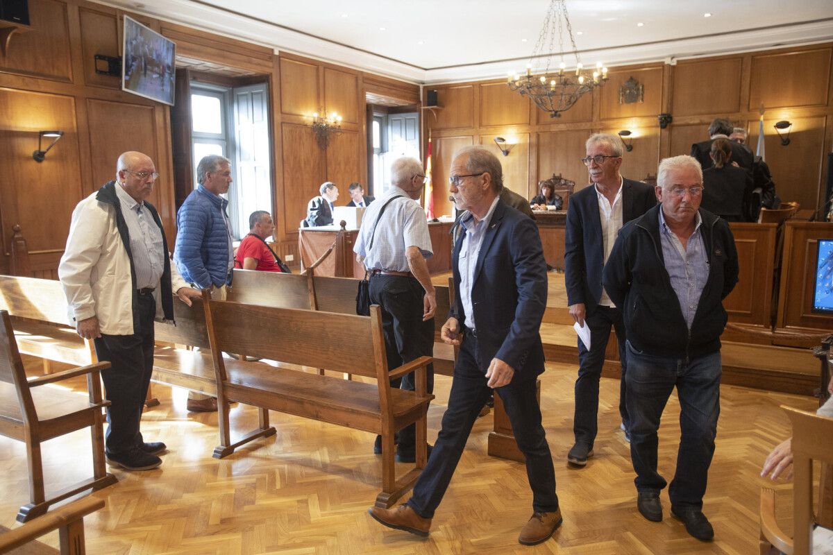 Ocho acusados que comparecieron en el juicio, en ausencia de Nené Barral