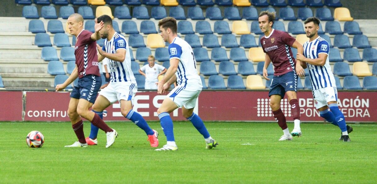 Partido de liga entre Pontevedra CF e Gimnástica de Torrelavega en Pasarón