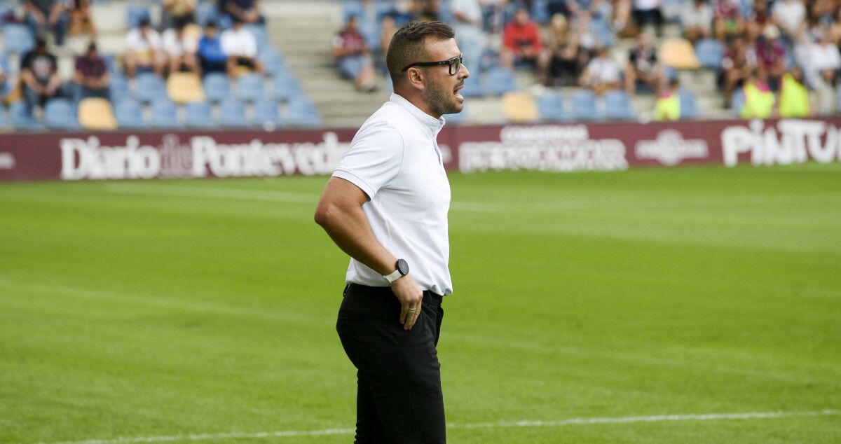 Yago Iglesias, no partido de liga entre Pontevedra CF e Gimnástica de Torrelavega en Pasarón