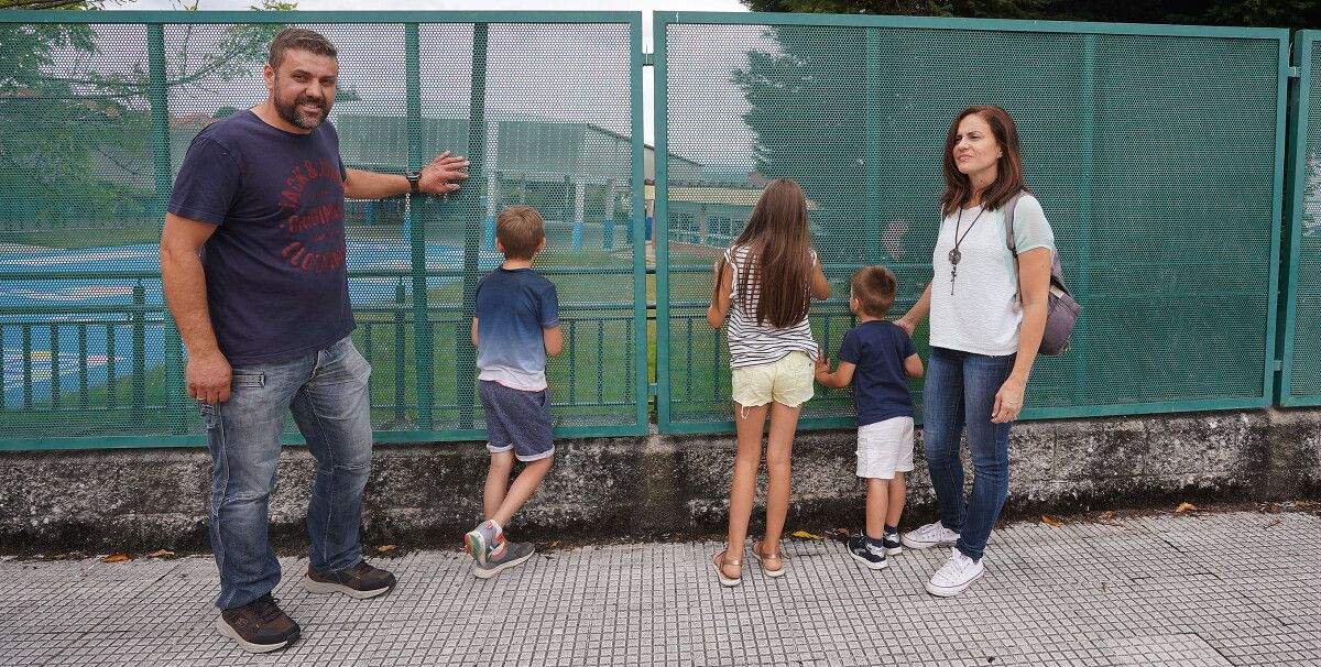 A familia Vidal González á salida do CEIP Villaverde-Mourente