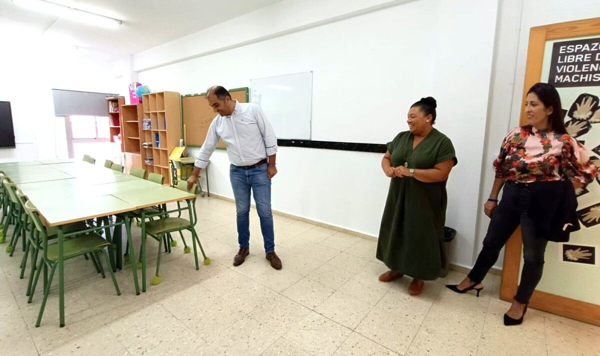 Ángel Moldes, alcalde de Poio, revisa as obras no CEIP Isidora Riestra