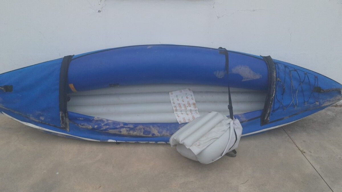 Canoa extraviada durante o verán en Sanxenxo