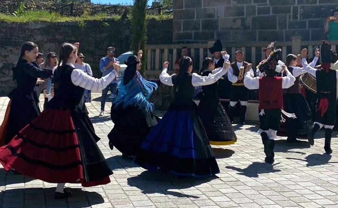 Actuación do Grupo de Danzas Folclóricas Amor Ruibal
