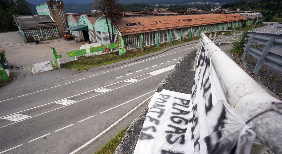 Pancartas de protesta fronte á fábrica de Pontesa