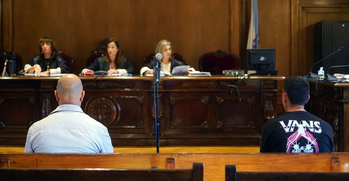 Xuízo contra dous policías acusados de detención ilegal e falsidade de documento oficial