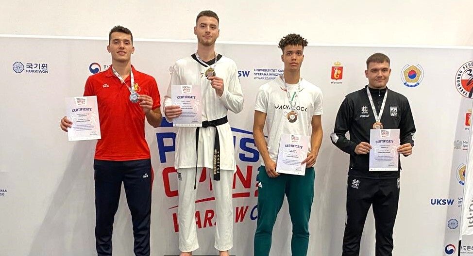 Sergio Troitiño (esquerda), no podio do Open de Polonia de Taekwondo 