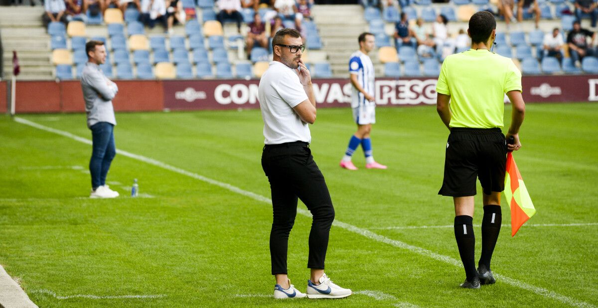 Yago Iglesias, no partido de liga entre Pontevedra CF e Gimnástica de Torrelavega en Pasarón