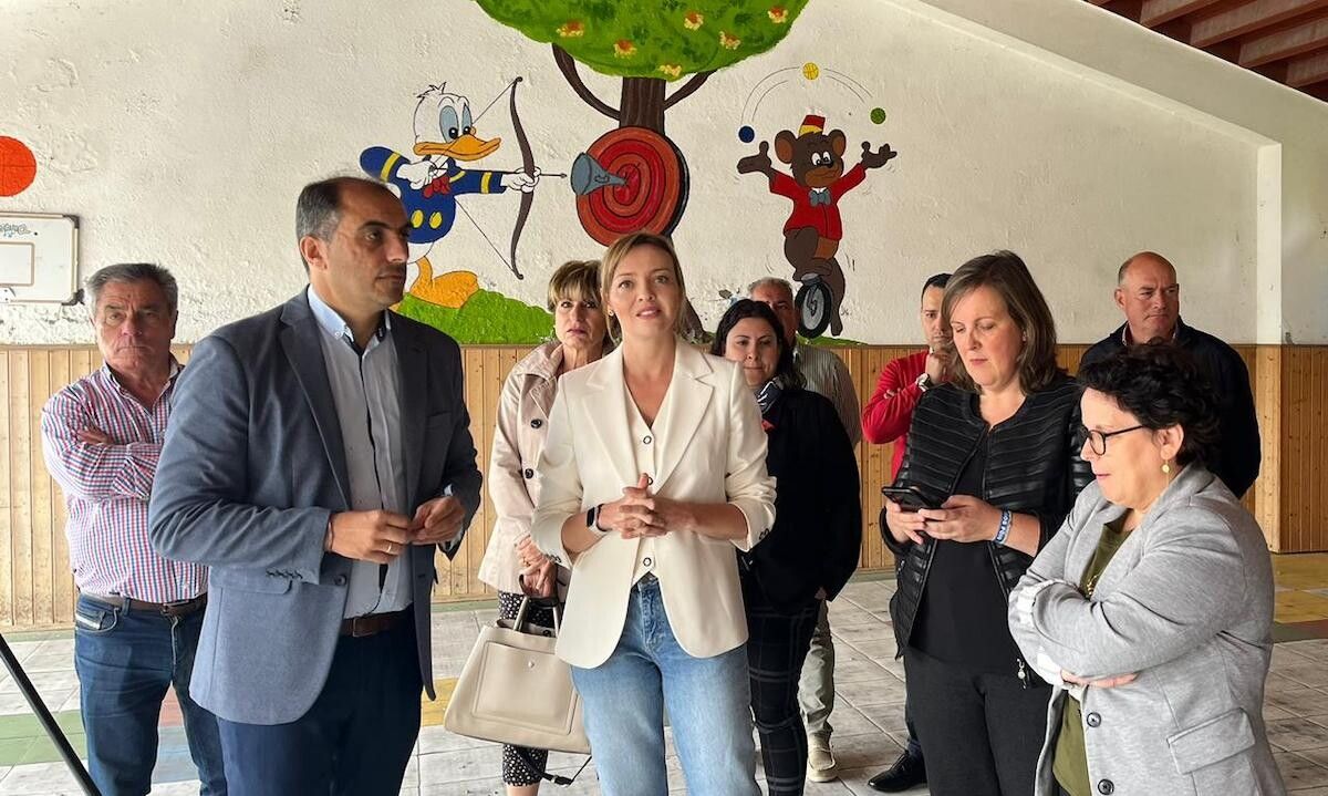 Ángel Moldes y la conselleira de Política Social, Fabiola García, en la antigua guardería de Campelo