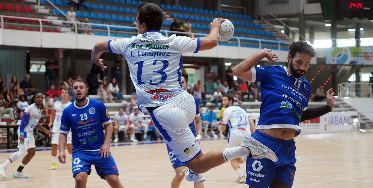 Partido de liga entre Cisne e Oviedo no Municipal