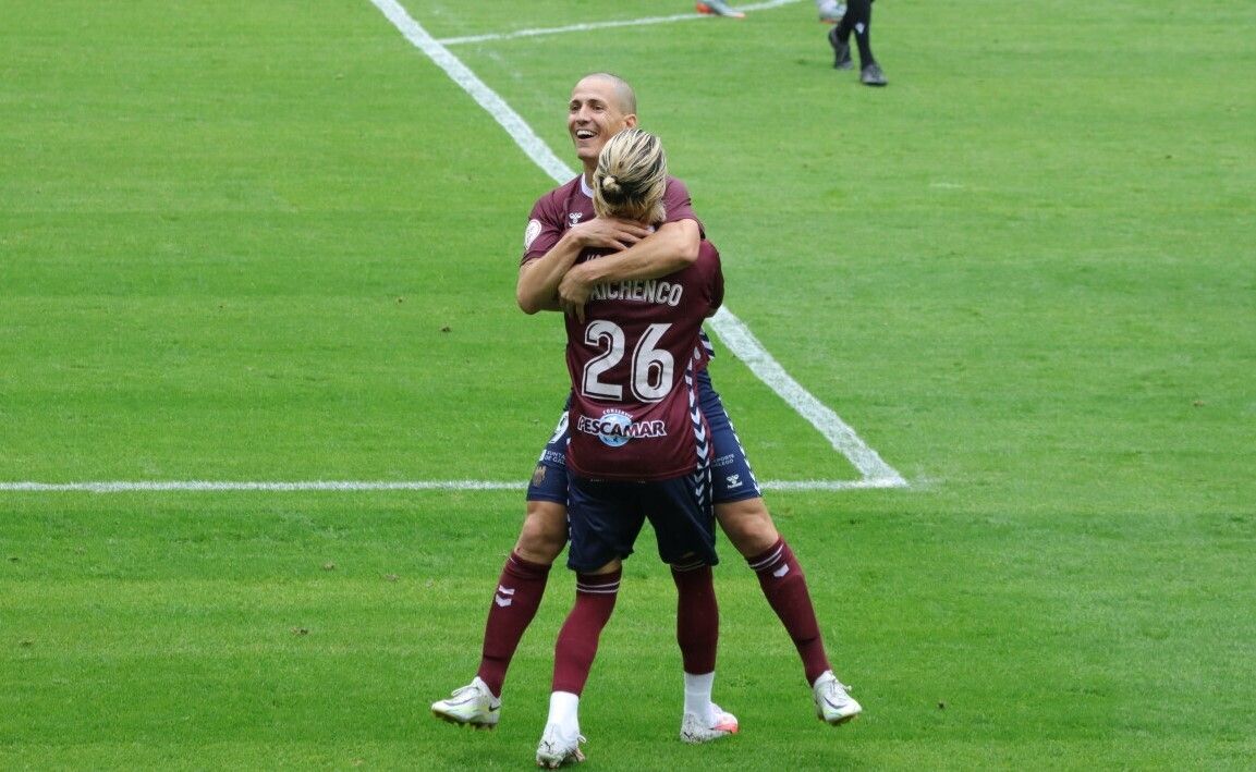 Rufo abraza a Valentín tras un dos seus goles no partido entre Pontevedra e Langreo en Pasarón