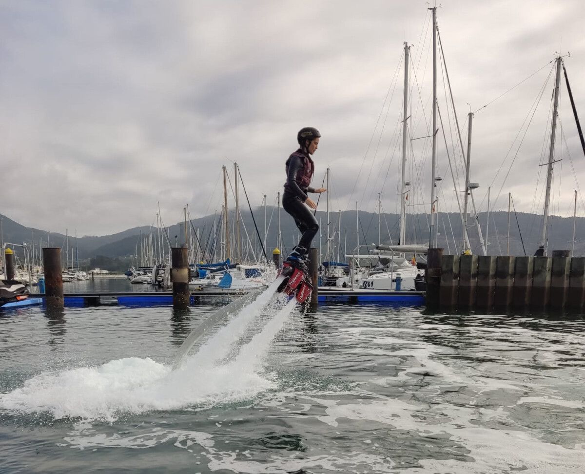 Una persona practicando flyboard