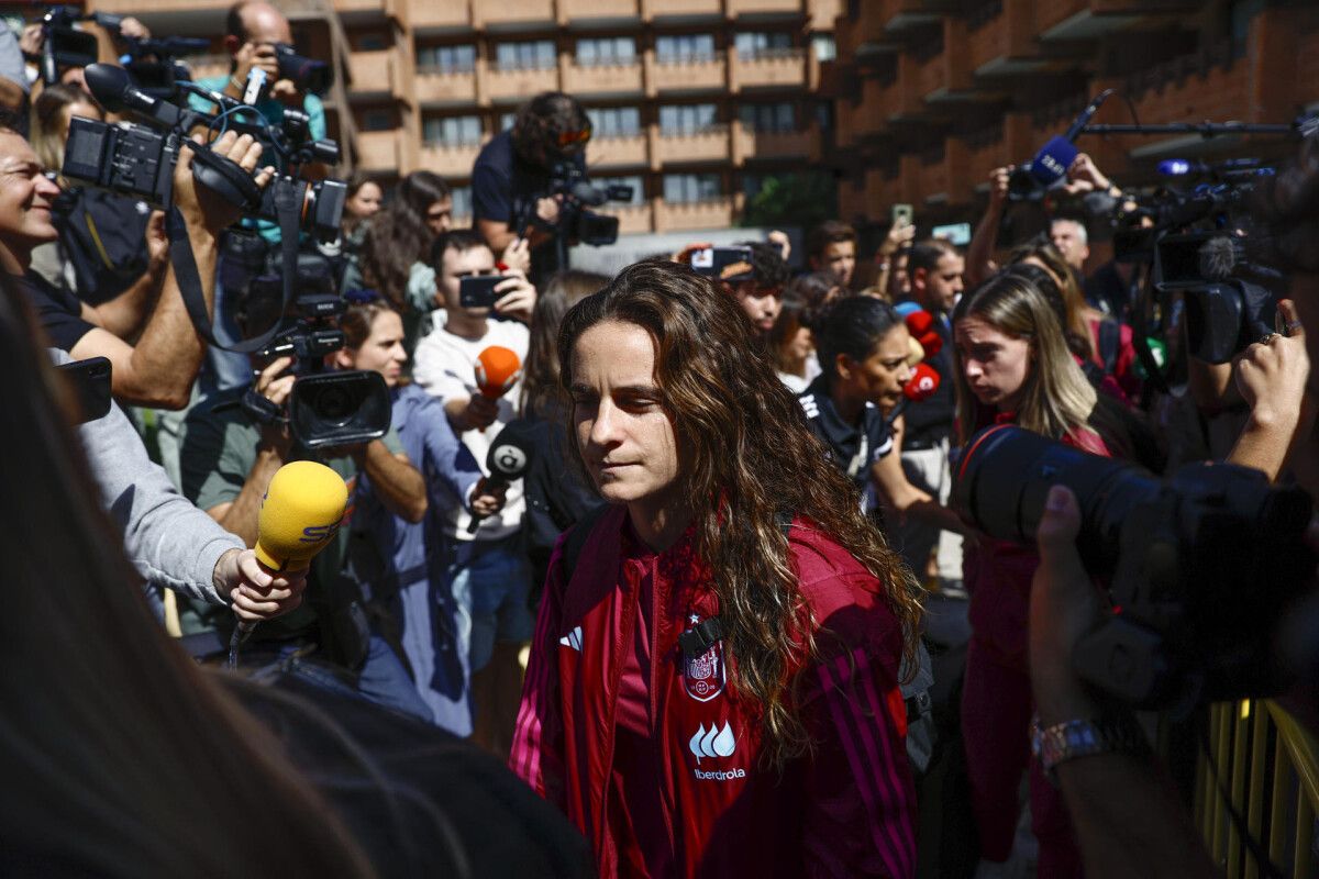 Tere Abelleira, con cara seria, en el inicio de la concentración de la Selección Española de Fútbol