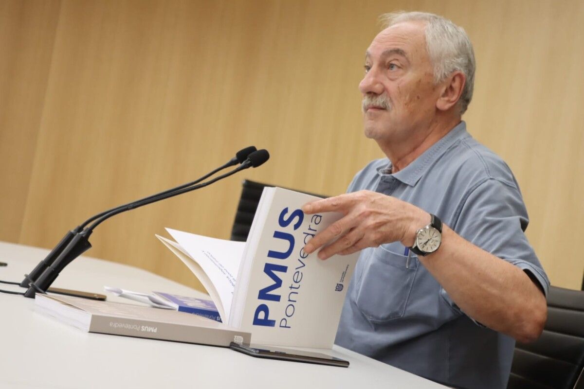 César Mosquera coa publicación en papel do primeiro volume do Plan de Movilidad Urbana Sostible (PMUS) 