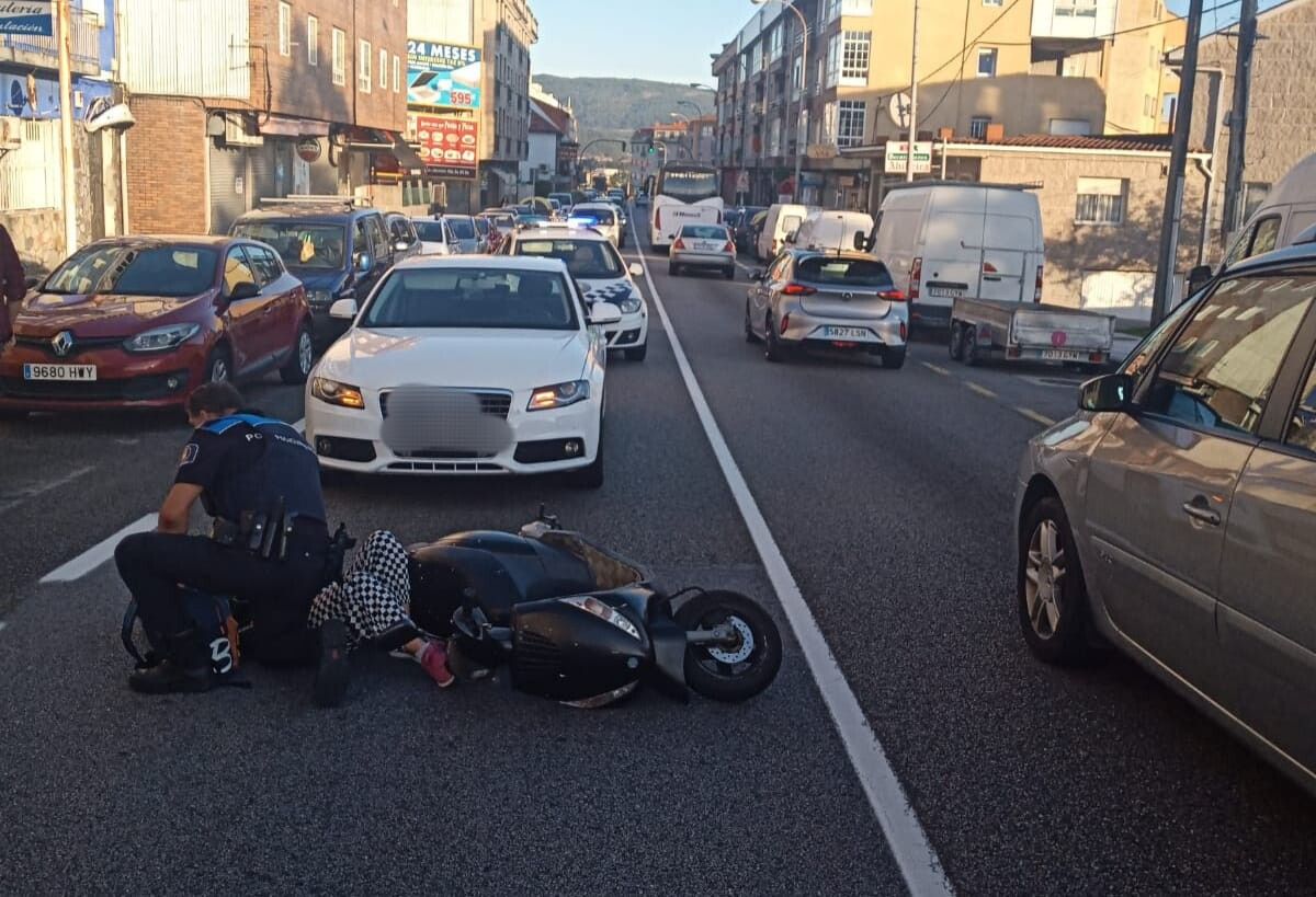Herida la conductora de una motocicleta en un accidente en Porteliña