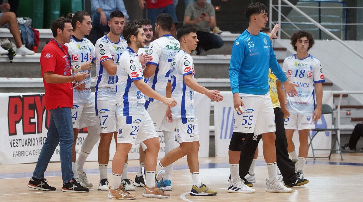 Partido de liga entre Cisne y Oviedo en el Municipal