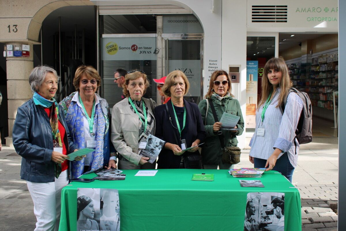 Mesa informativa con voluntarias da AECC