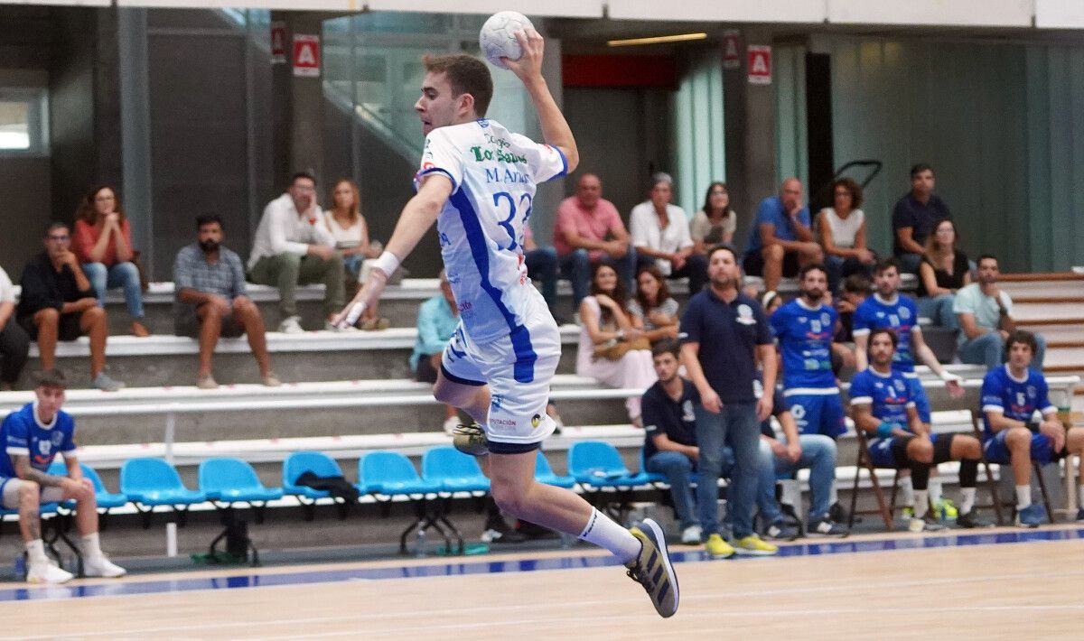 Partido de liga entre Cisne e Oviedo no Municipal