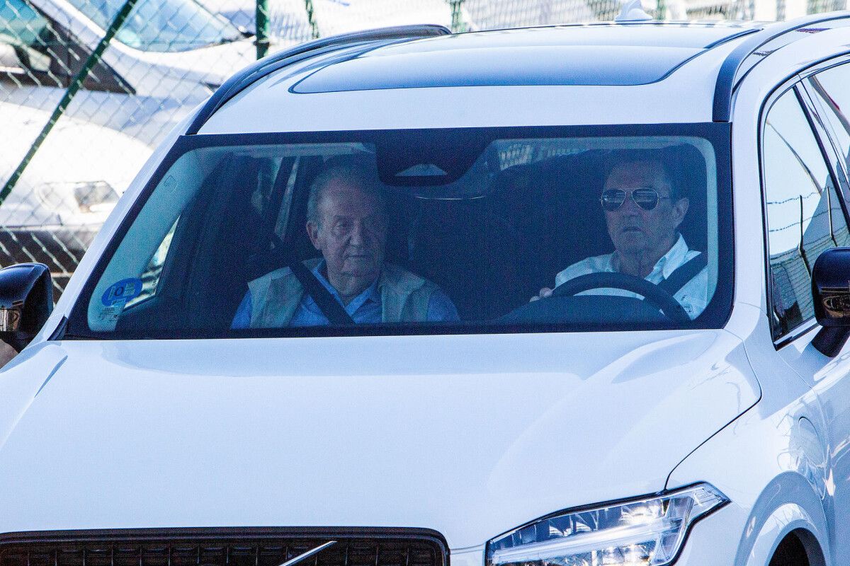 Juan Carlos de Borbón a su llegada al domicilio de su amigo Pedro Campos en Sanxenxo