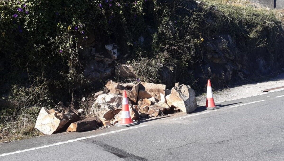 Caída de pedras na estrada PO-223 entre Pontevedra e Campo Lameiro