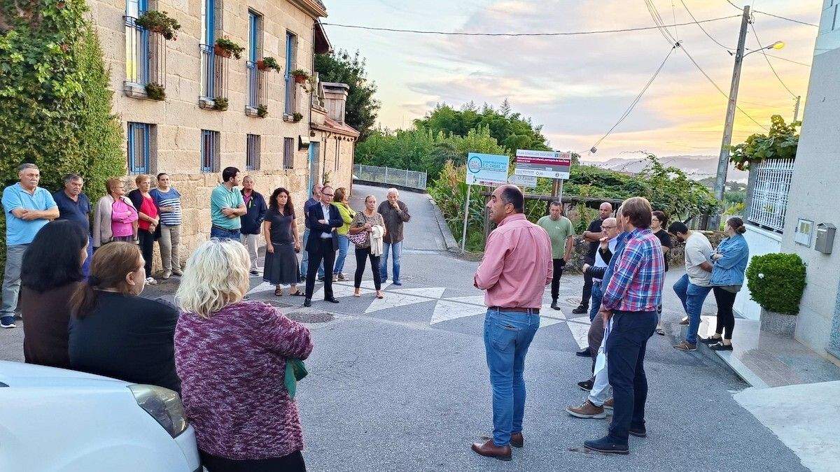 Xuntanza de Ángel Moldes cos veciños de Liñares