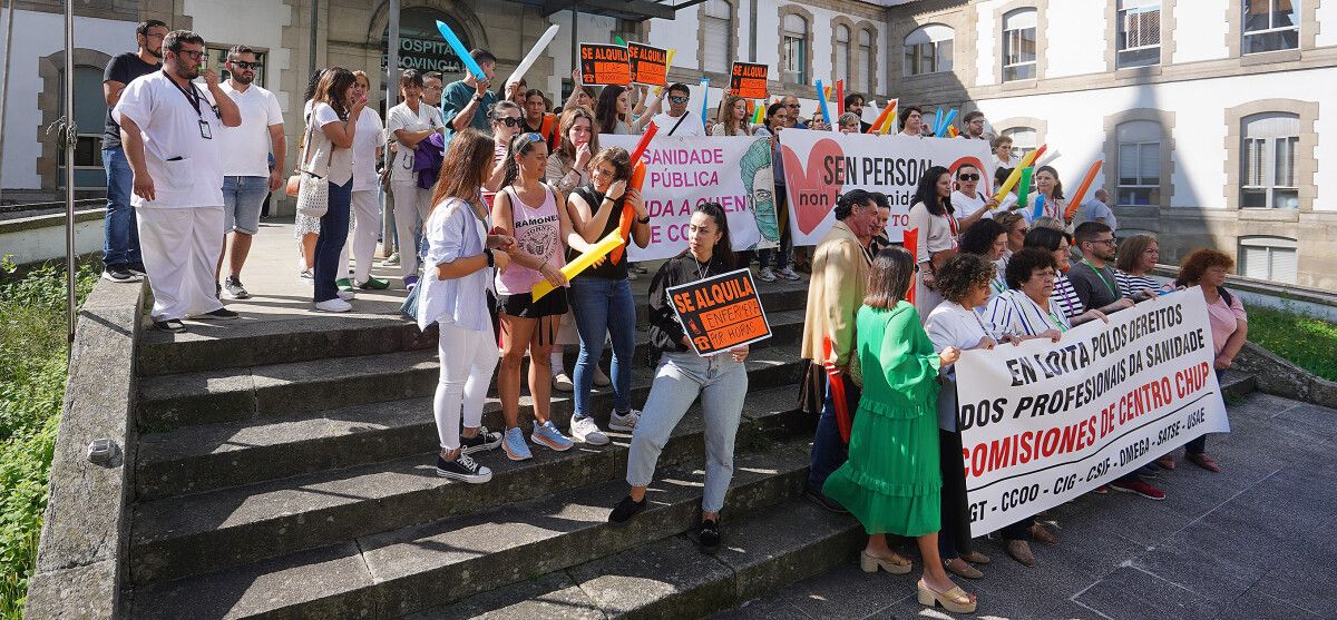 As enfermeiras protestan diante do Hospital Provincial en demanda de melloras laborais