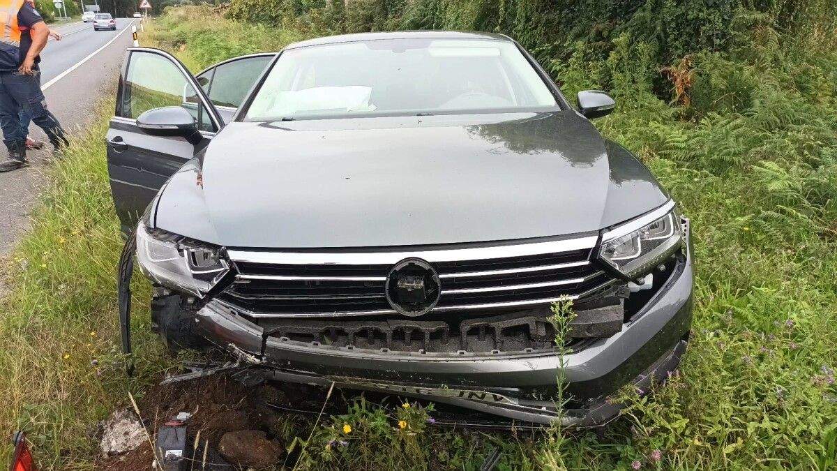 Accidente entre tres coches y dos peregrinos en Arcos da Condesa