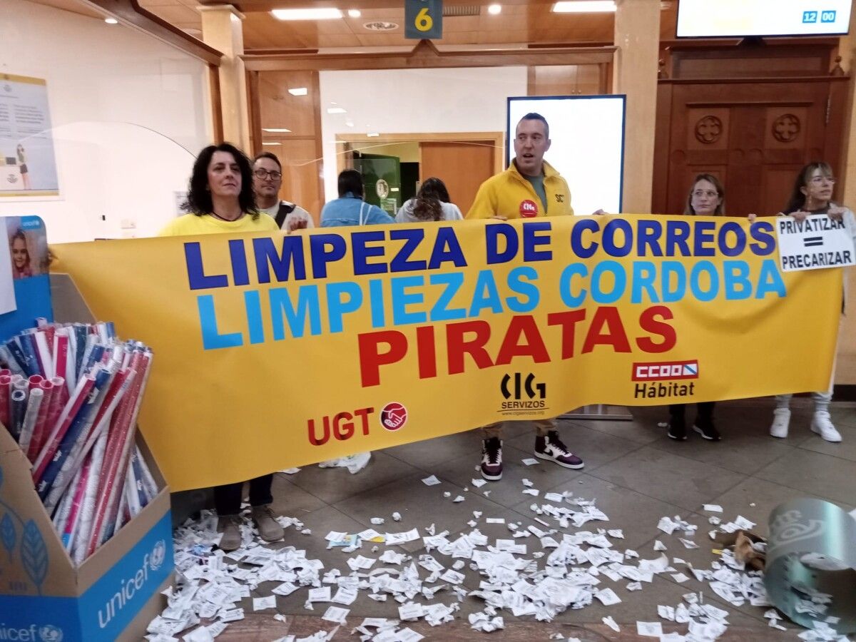 Protesta en Pontevedra do persoal de limpeza de Correos 