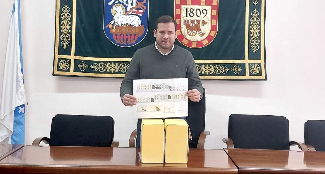 Jorge Cubela, coa documentación do proxecto de construción da resindencia de maiores da Chan