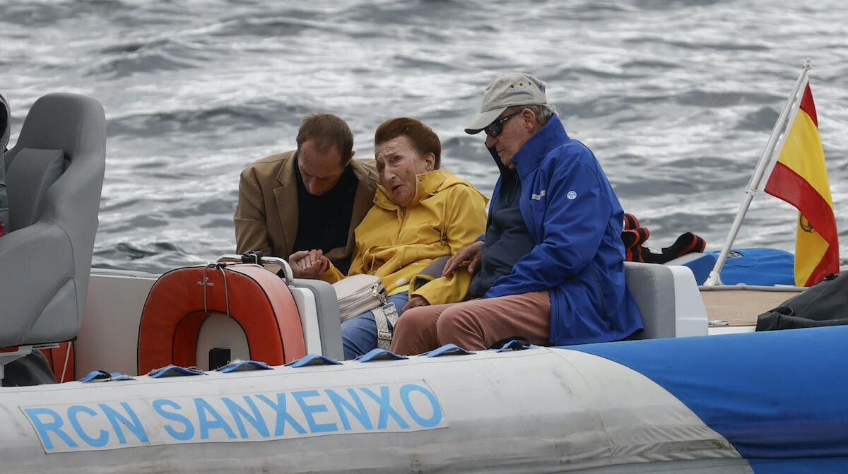 El rey emérito y su hermana, la infanta Margarita, en Sanxenxo