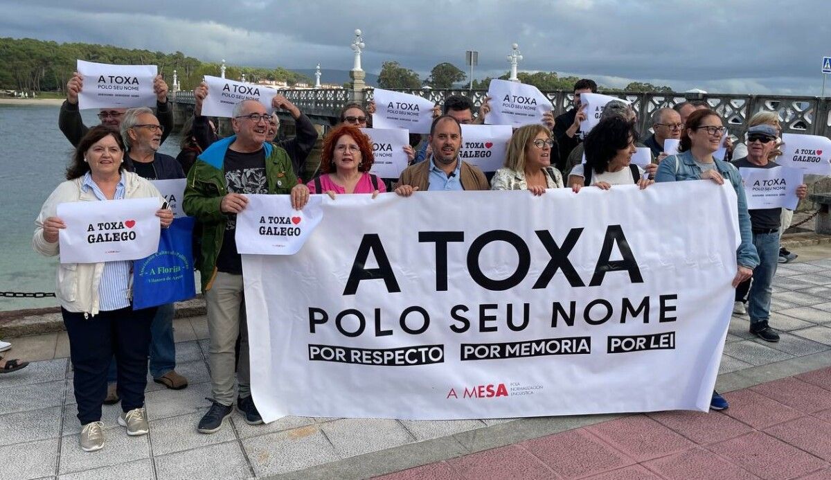 Concentración de protesta de A Mesa Pola Normalización Lingüística junto al puente de A Toxa