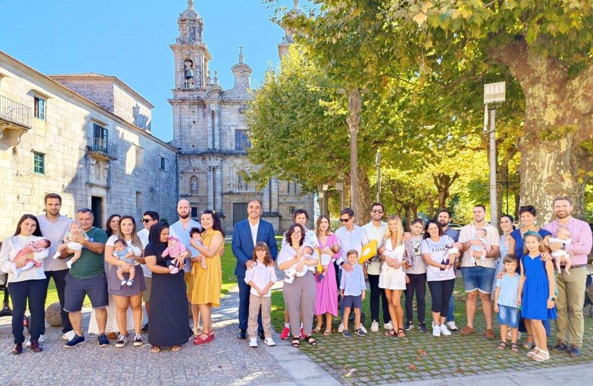 Familias de Poio que recibieron la Caja Bienvenida