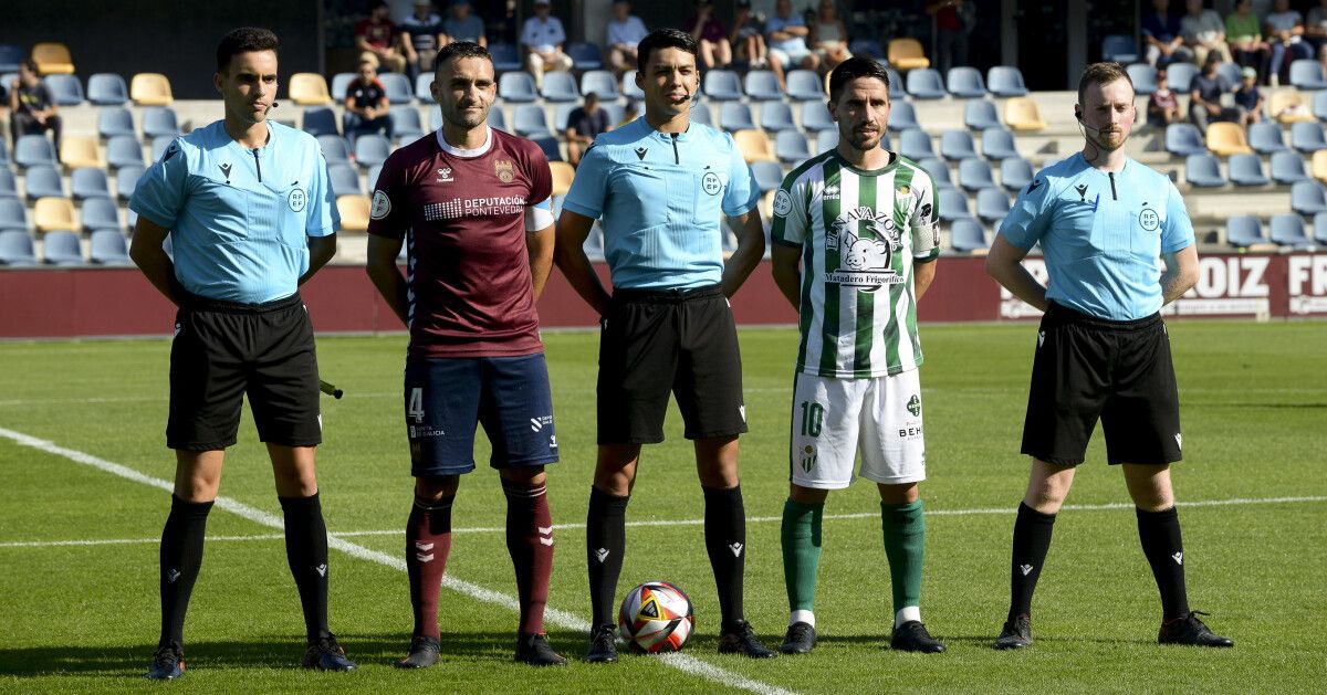 Partido de liga entre Pontevedra CF e Guijuelo en Pasarón