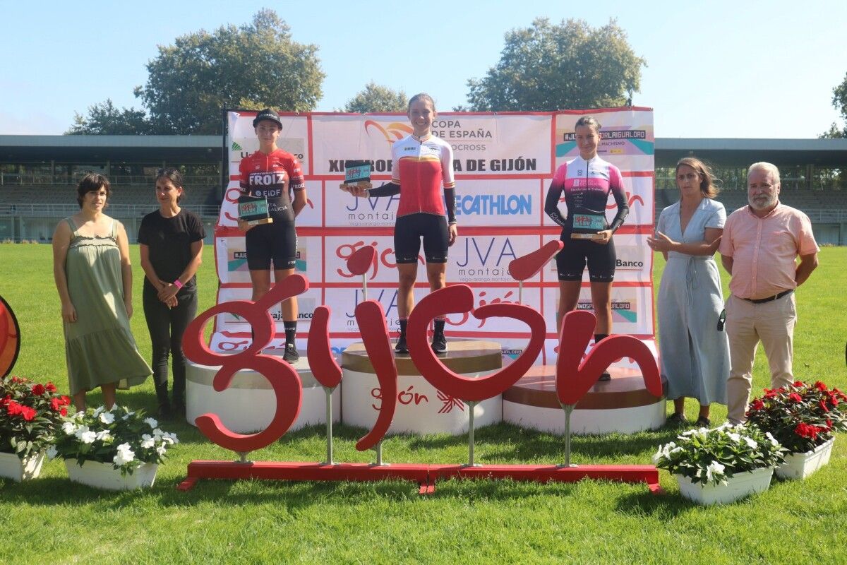 Lorena Patiño, Aroa Otero e Marta Estévez no podio da Copa de España de Ciclocós en gijón
