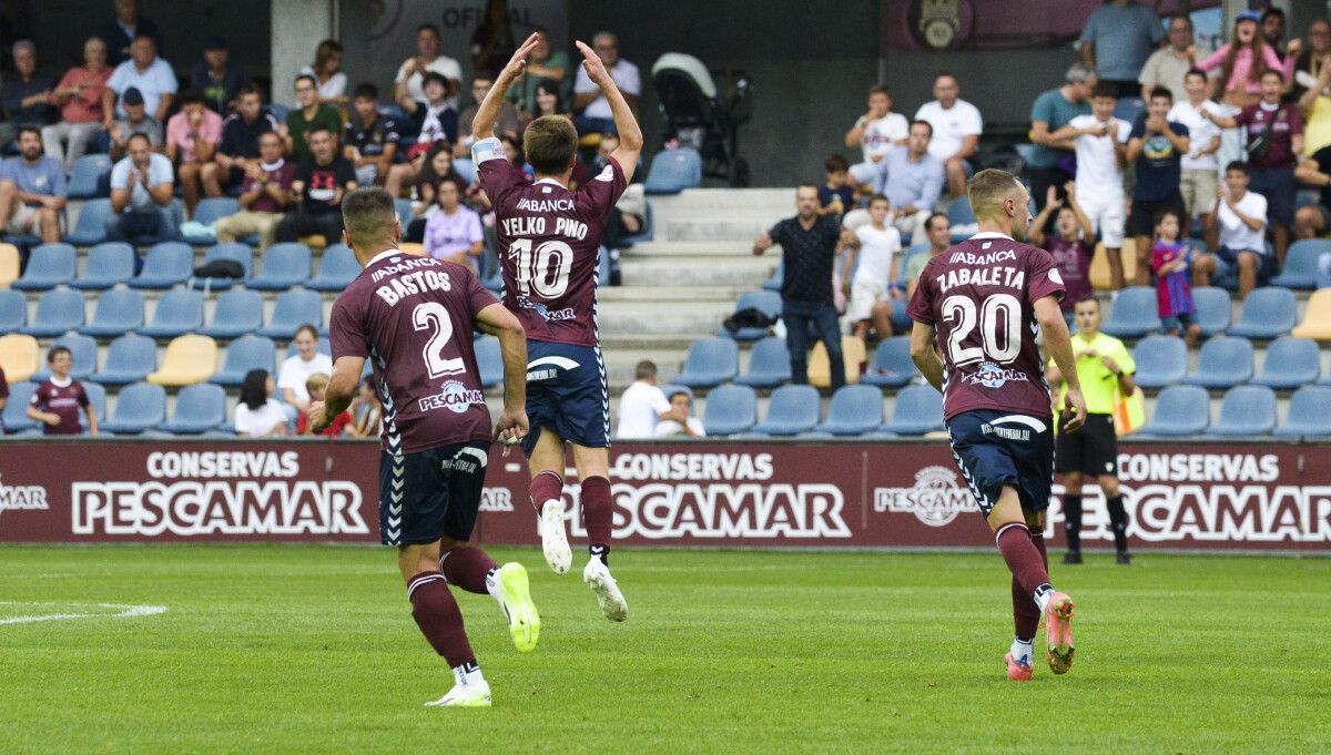 Partido de liga entre Pontevedra CF y Gimnástica de Torrelavega en Pasarón