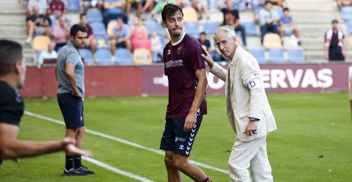 Momento de la expulsión de Samu Mayo en el partido de liga entre Pontevedra CF y Guijuelo en Pasarón