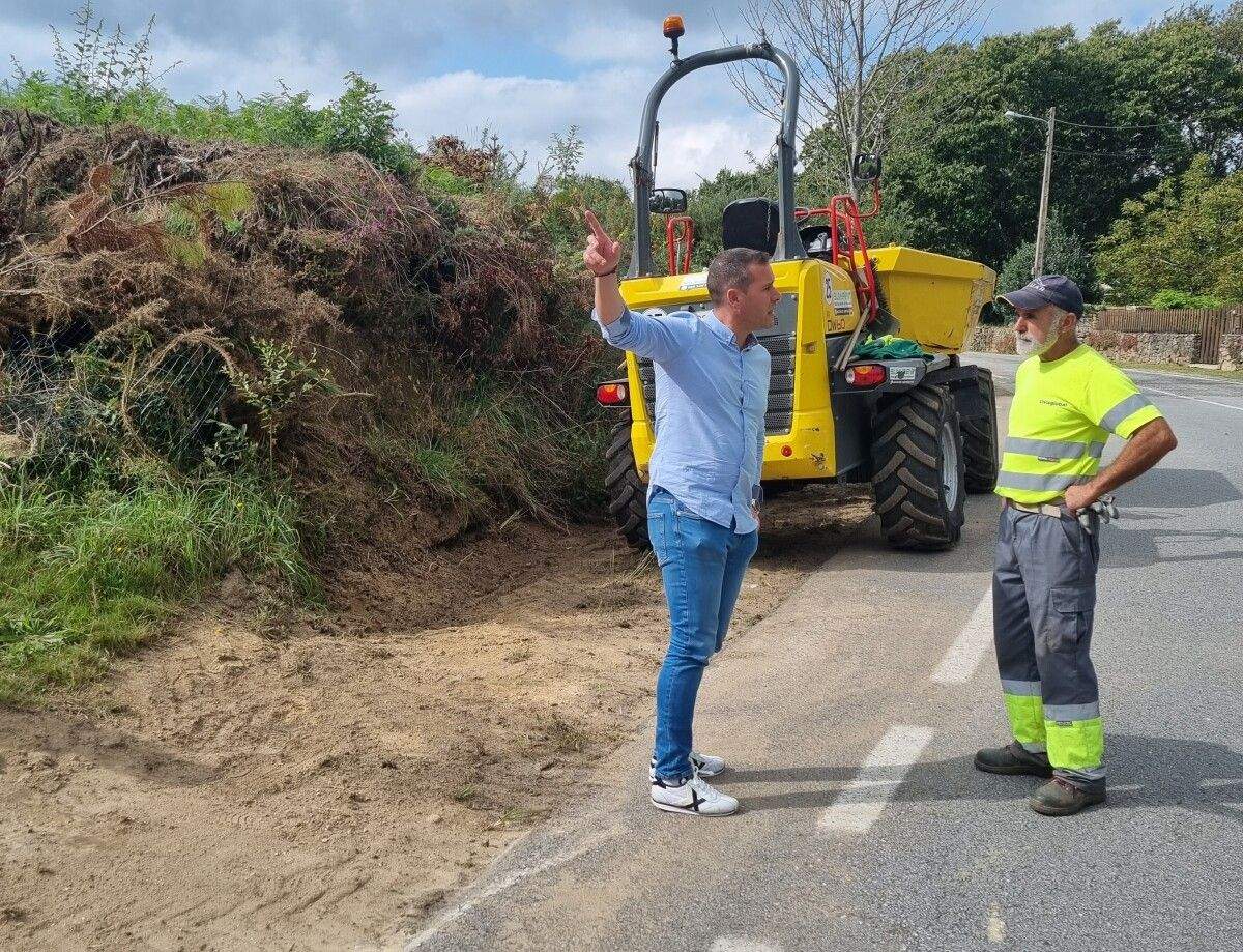 O alcalde de Moraña supervisou a limpeza da estrada provincial entre Santa Xusta e Laxe
