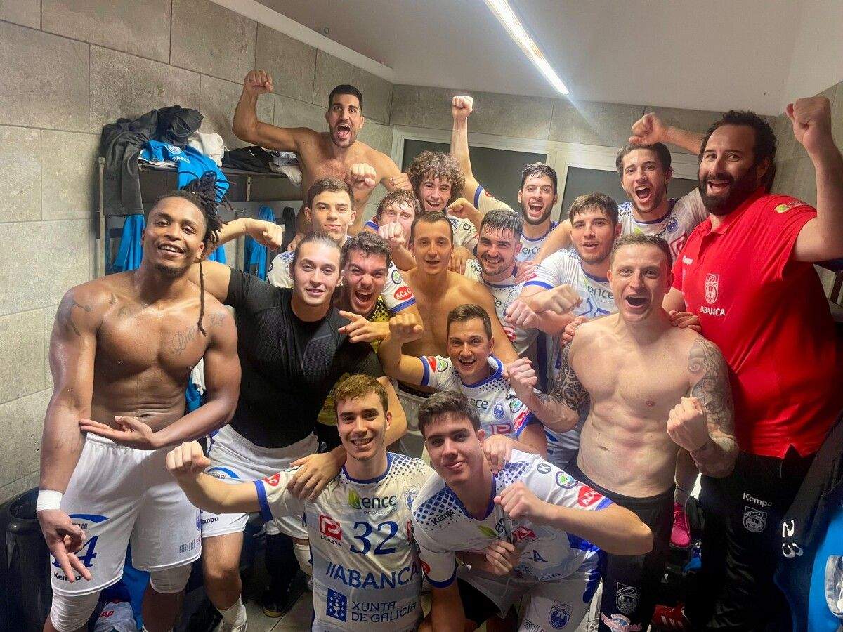 La plantilla del Cisne celebra su triunfo frente al Barcelona B