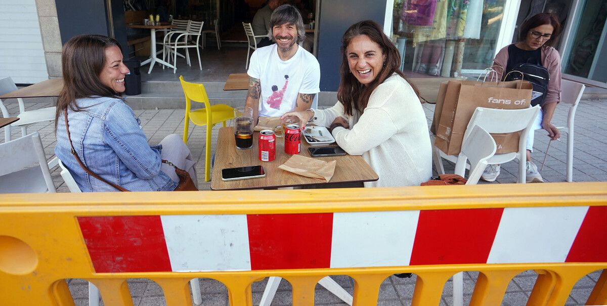 Ana, Juan y Lupe 'terracean' junto a las obras de la plaza de Barcelos