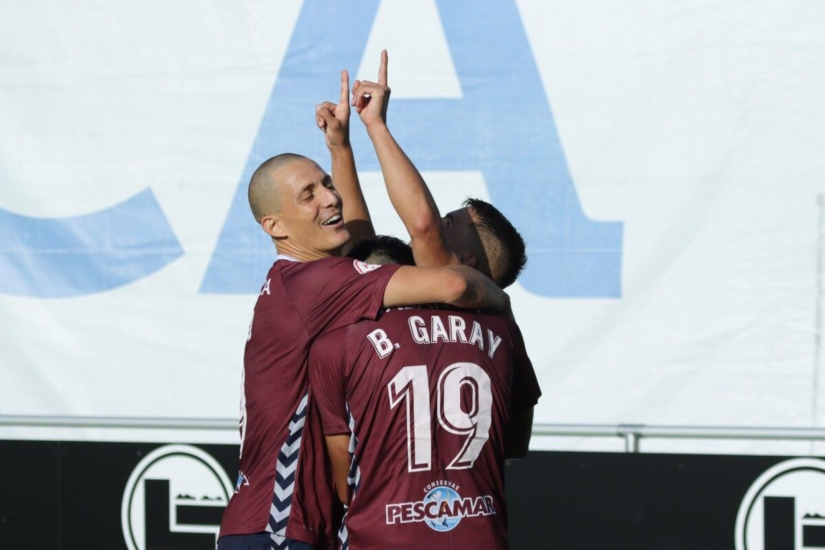 El Pontevedra celebra el 0-2 de Ángel Bastos en el partido contra el Coruxo en O Vao