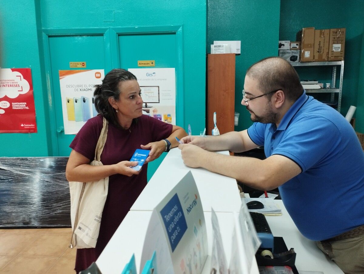 A concelleira Rosana Comesaña repartiu discos de zona azul entre o comercio local