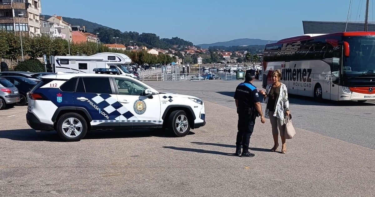 La concejala de Seguridad Ciudadana y el jefe de la Policía Local en la zona de aparcamientos de Combarro