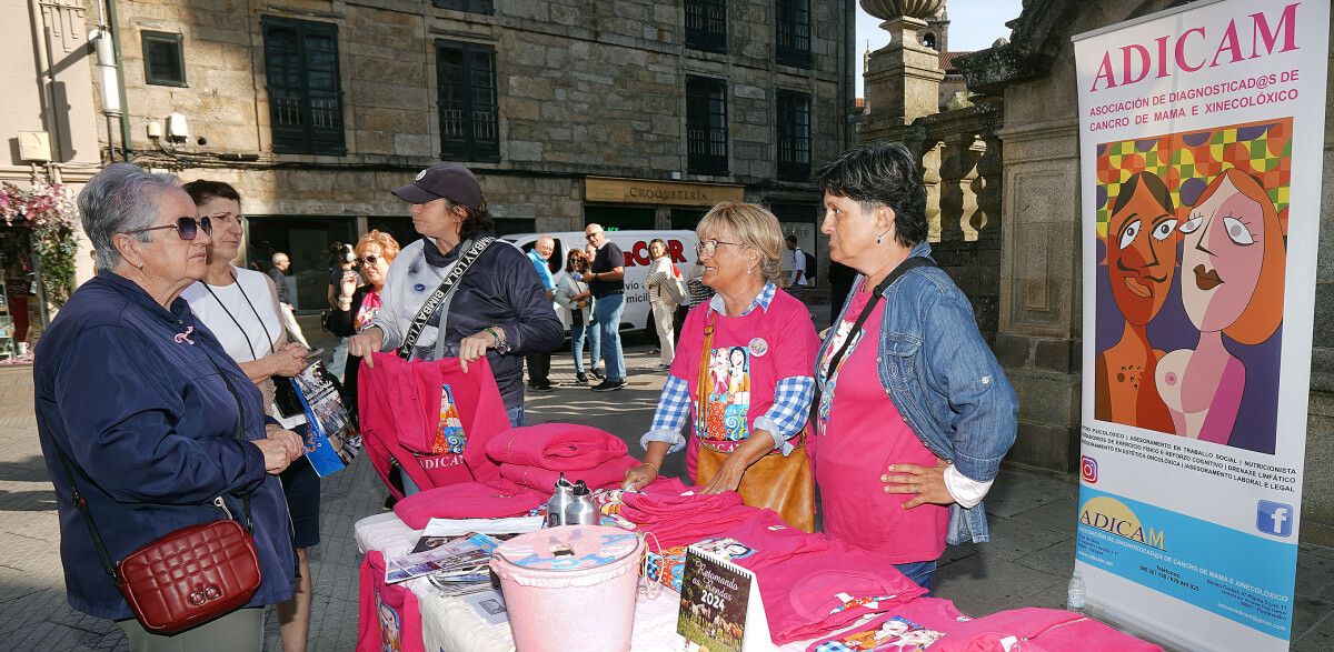 Mesa informativa de Adicam en la plaza de A Peregrina