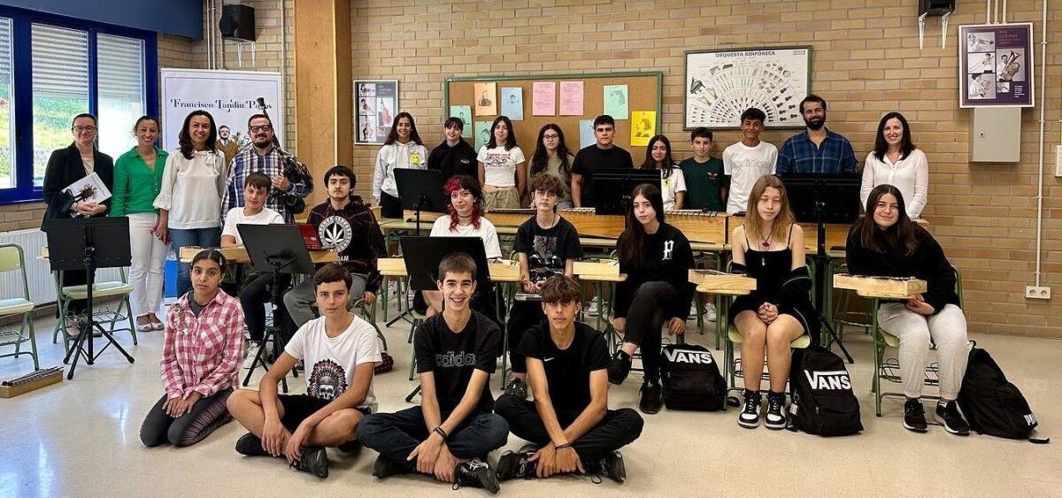 María Ramallo, alcaldesa de Marín, con estudantes do IES Mestre Landín