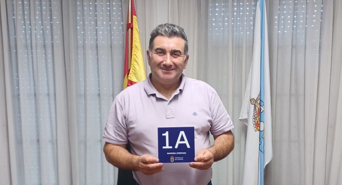 O alcalde de Portas, Ricardo Martínez, cunha das placas da nova numeración dos domicilios