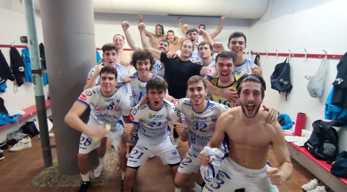 La plantilla del Cisne celebra su triunfo en Copa contra el Alcobendas